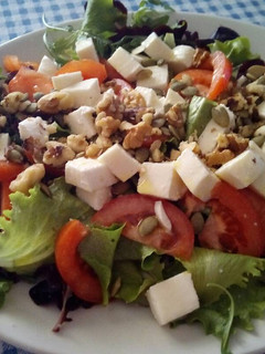 Una foto de Ensalada fresca con frutos secos
