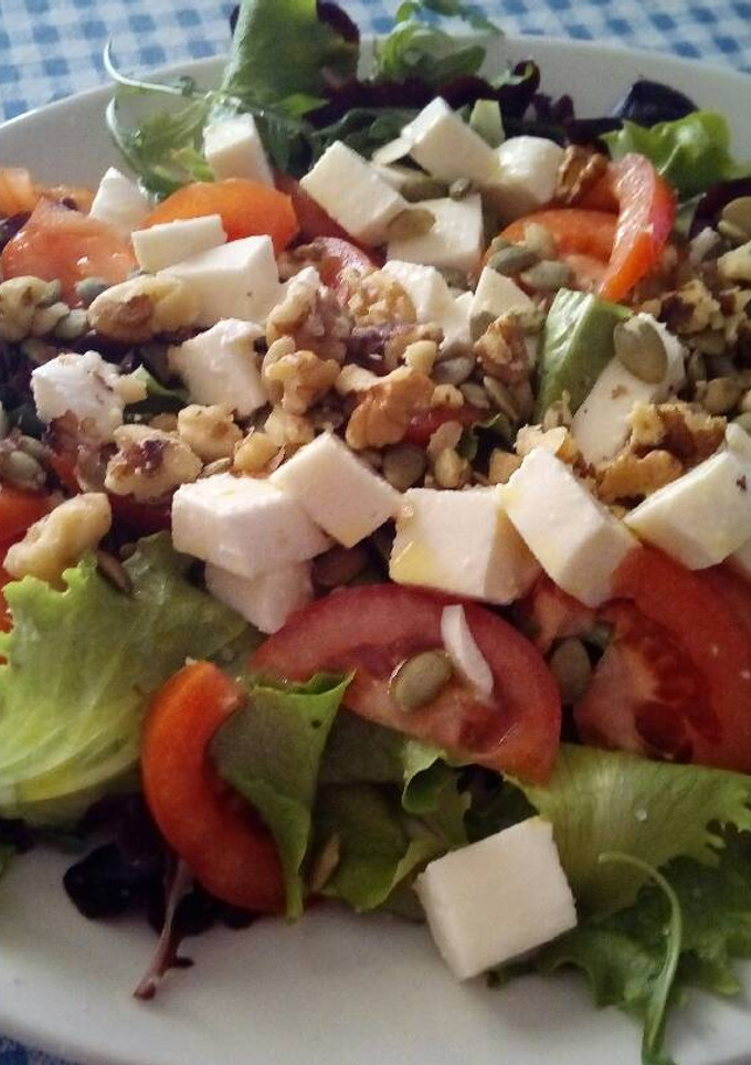 Una foto de Ensalada fresca con frutos secos