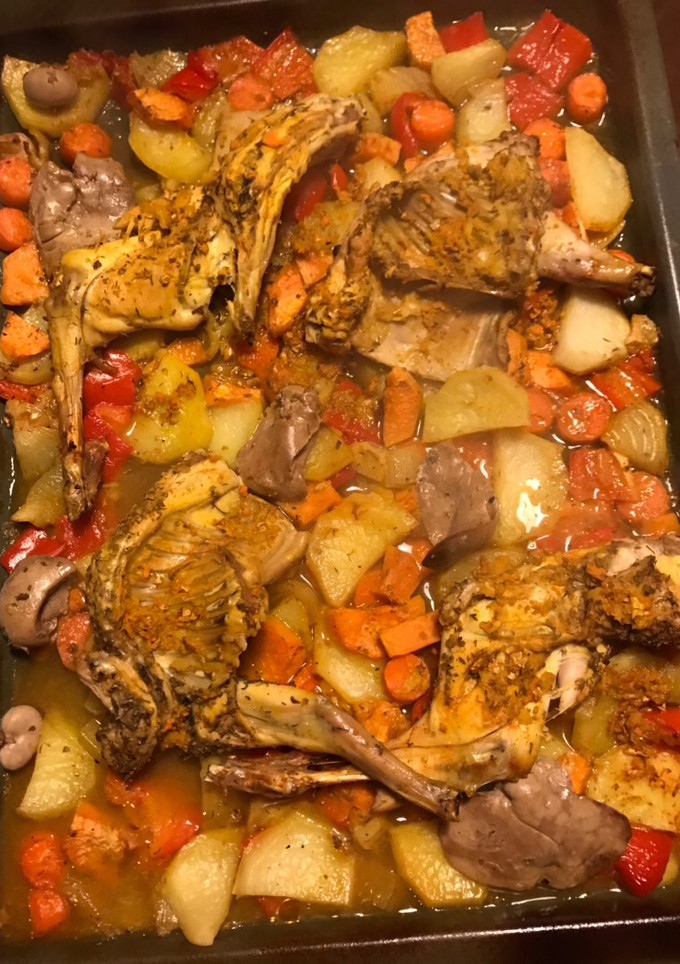Una foto de Conejo al Brandy con verduras al horno