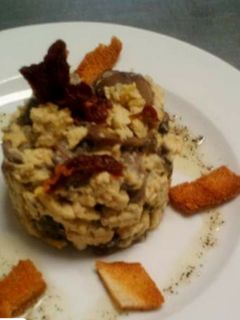 Una foto de Revuelto de champiñones con crujiente de pan y jamón🐖🍄🥚🍞🍷😋
