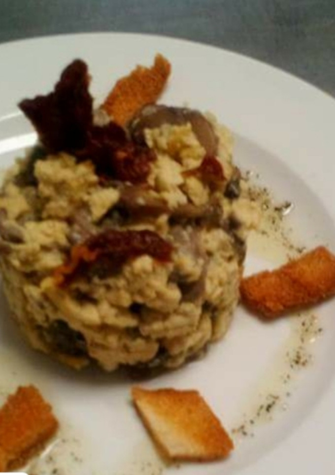 Una foto de Revuelto de champiñones con crujiente de pan y jamón🐖🍄🥚🍞🍷😋