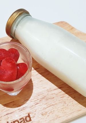 รูปของ นมสตรอว์เบอร์รี่ แบบ strawberry ice cube