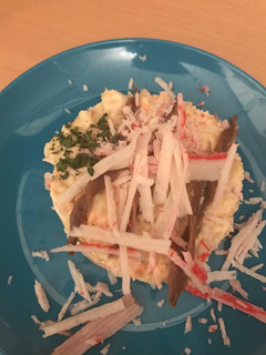 Una foto de Ensaladilla de palitos cangrejo con anchoas