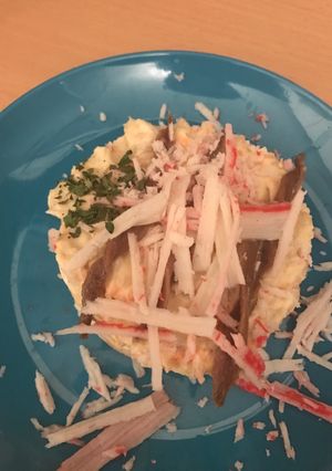 Una foto de Ensaladilla de palitos cangrejo con anchoas