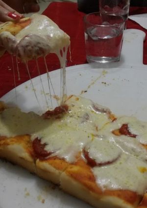 Una foto de Pizza de mozzarella, casera