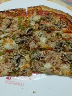 Una foto de Pizza casera de verduras y atún