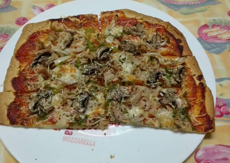 Pizza casera de verduras y atún