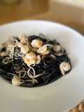 Spaghetti al nero di sepia con gambitas y gulas