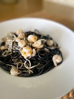 Una foto de Spaghetti al nero di sepia con gambitas y gulas