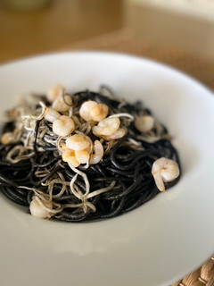 Una foto de Spaghetti al nero di sepia con gambitas y gulas