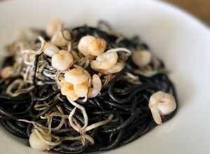Una foto de Spaghetti al nero di sepia con gambitas y gulas