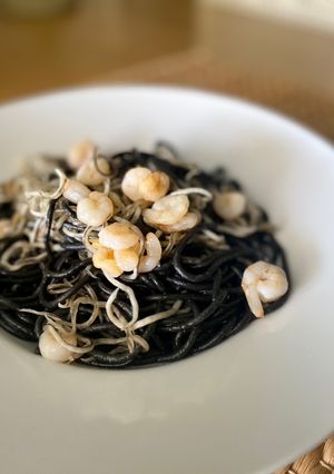 Una foto de Spaghetti al nero di sepia con gambitas y gulas