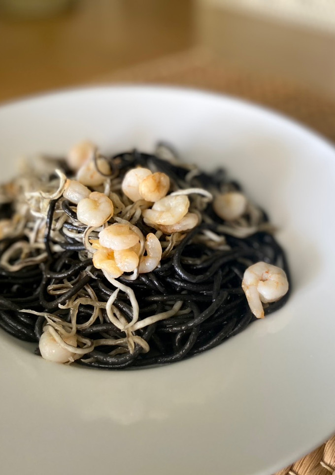 Una foto de Spaghetti al nero di sepia con gambitas y gulas