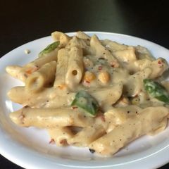 A picture of White sauce pasta.