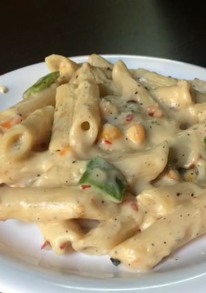 A picture of White sauce pasta.