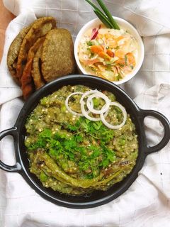 खांन्देश चे प्रसिद्ध लेवा पाटील समाजाचे वांग्याचे भरीत (vange bharit recipe in marathi) रेसिपी चे मुख्य फोटो