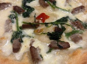 Foto di Pizza Semi Integrale con Salsiccia e Senape Saltata