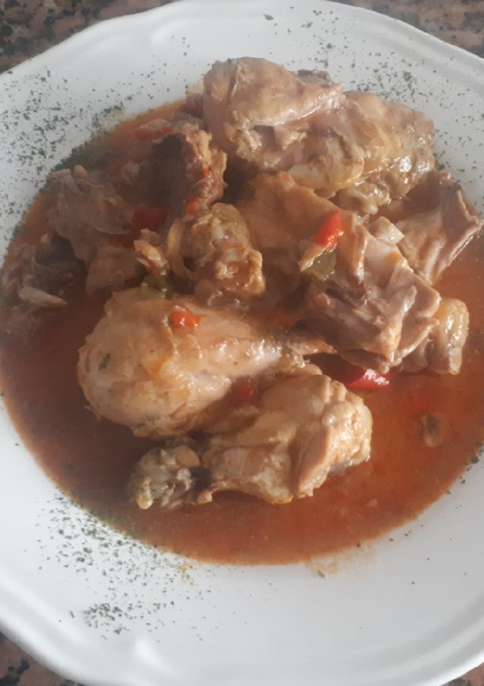 Una foto de Pollo con tomate
