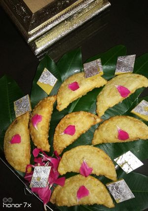 ધુધરા (Ghughra Recipe In Gujarati) રેસીપી મુખ્ય ફોટો