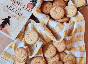 Una foto de Galletitas de miel y jengibre 🍯 🫚