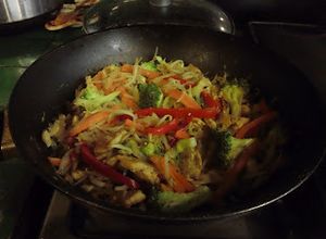 Una foto de Fideos de arroz con pollo thai
