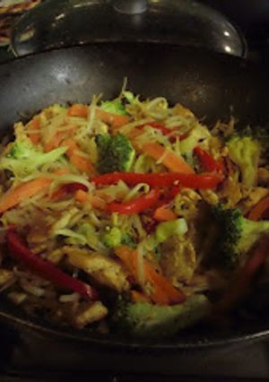 Una foto de Fideos de arroz con pollo thai