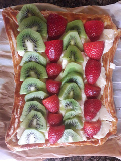 Una foto de Hojaldre de crema y frutas