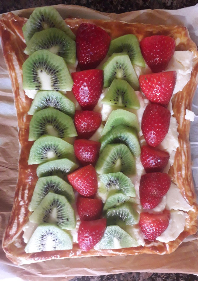 Una foto de Hojaldre de crema y frutas