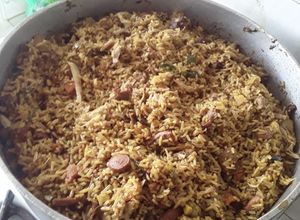 Una foto de Arroz salteado con vegetales y carnes