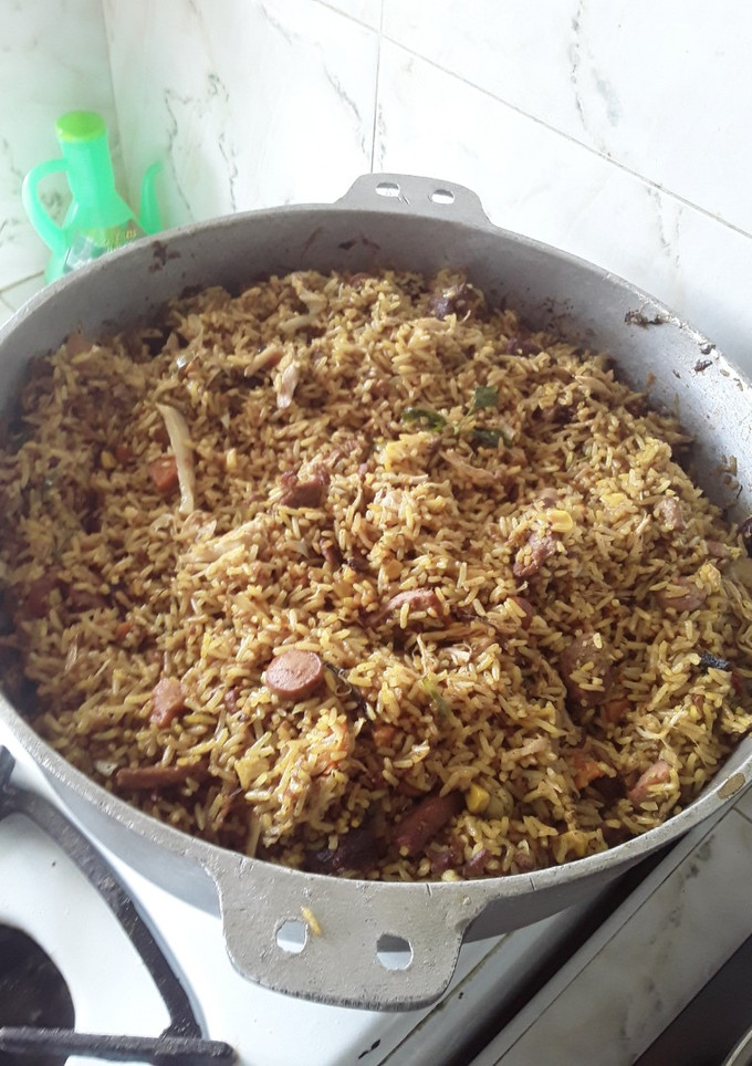 Una foto de Arroz salteado con vegetales y carnes