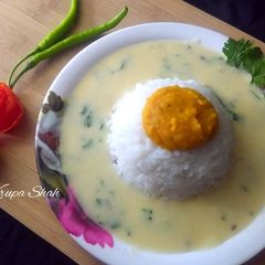 A picture of Lachko dal, rice and kadhi.