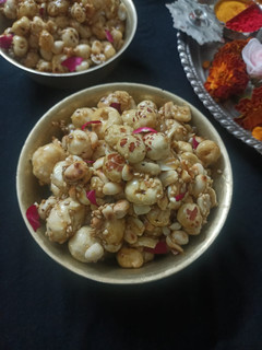 गुड़ वाले तिल मखाना मूंगफली(gud wale til makhana moongphali recipe in hindi) रेसिपी मुख्य फोटो