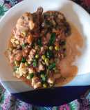 Pollo estofado con verduras y cebolla de verdeo