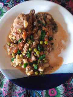 Una foto de Pollo estofado con verduras y cebolla de verdeo