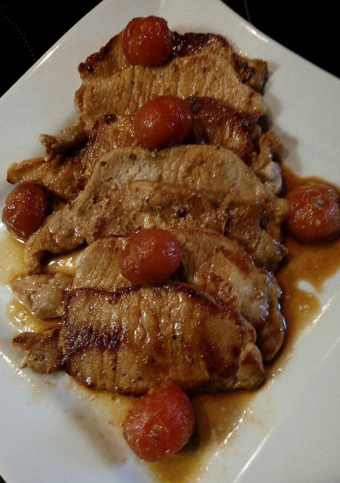 Una foto de Lomo cerdo plancha con salsa cherry