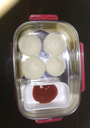 A picture of Rava idli.
