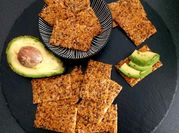 Una foto de crackers harina lino