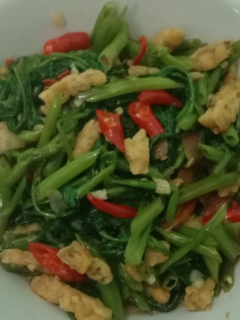 Bagaimana Menyiapkan Tumis kangkung tempe sederhana yang Bikin Ngiler