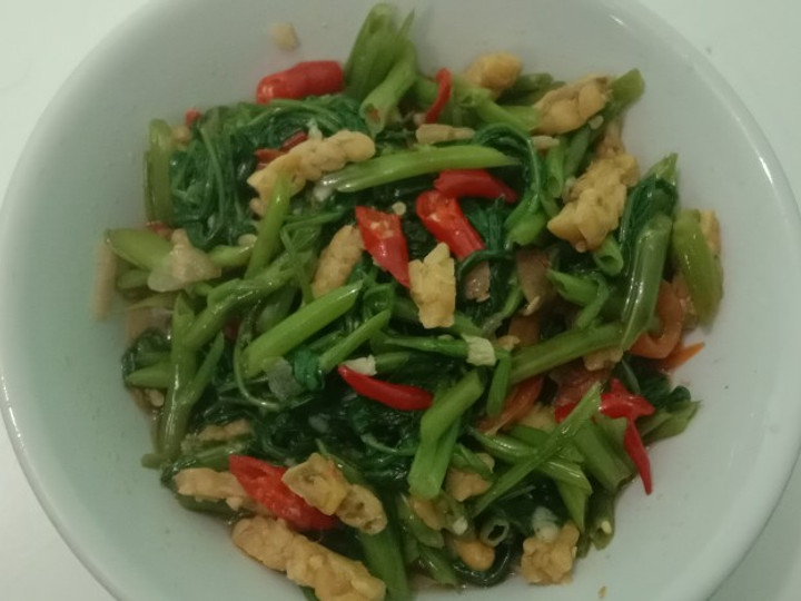 Bagaimana Menyiapkan Tumis kangkung tempe sederhana yang Bikin Ngiler