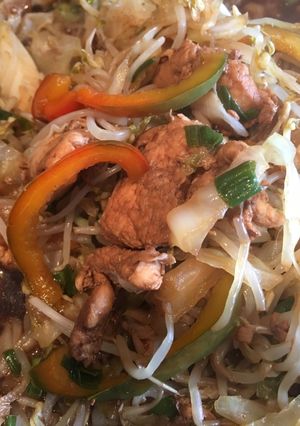 Una foto de Saltado de verduras oriental con pollo