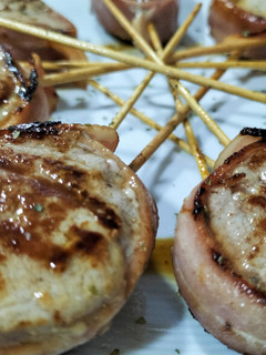 Una foto de Piruletas de solomillo de cerdo y bacon