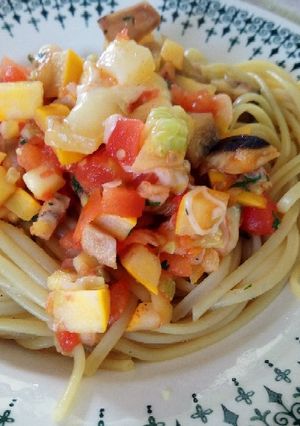 Una foto de Pasta con berenjena y zuquini
