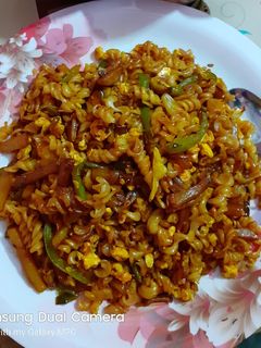 ড্রাই এগ পাস্তা উইথ ভেজিটেবল (dry egg pasta with vegetables recipe in Bengali) রেসিপির প্রধান ছবি
