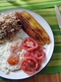 Almuerzo ligero con huevos fritos