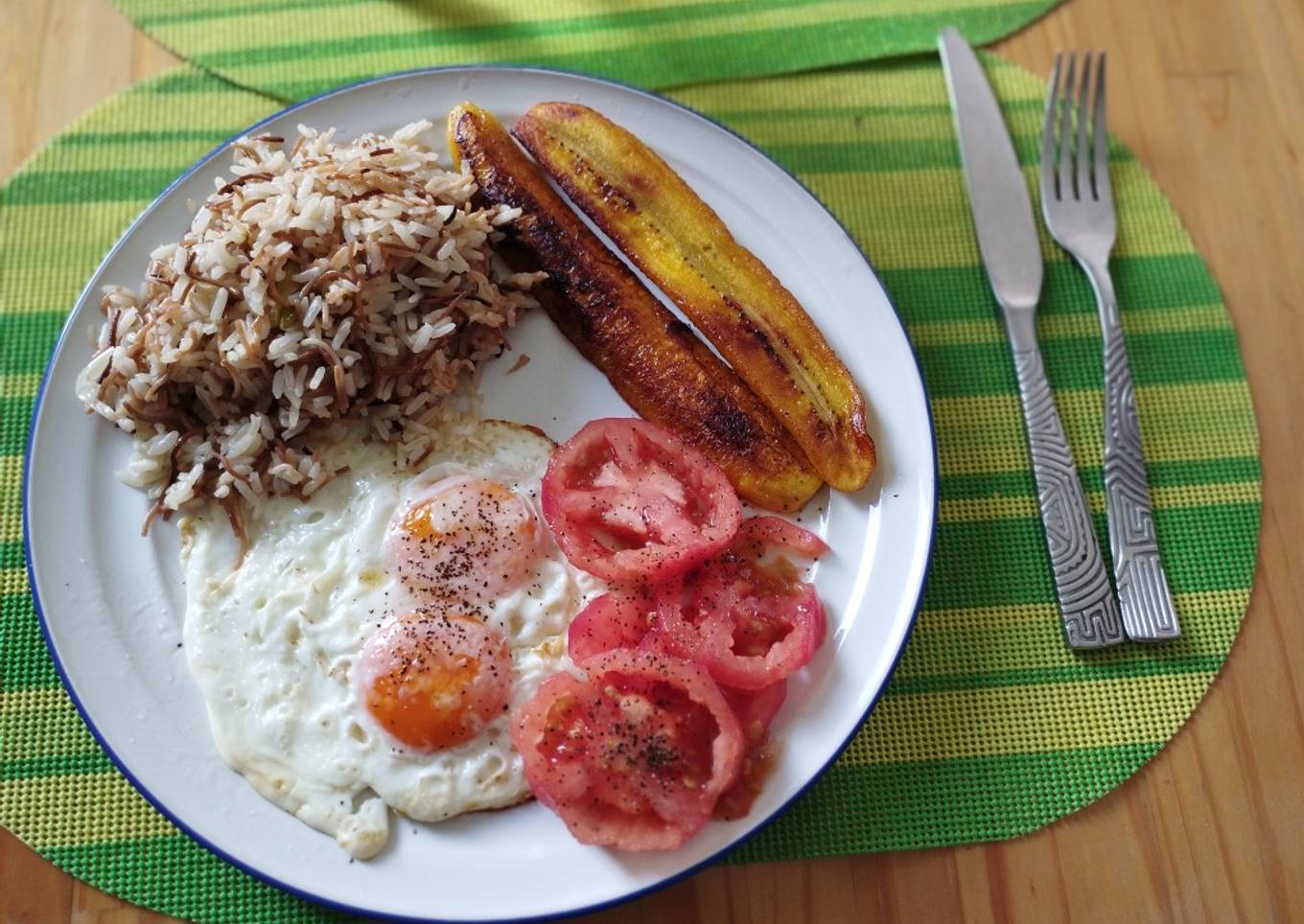 Almuerzo ligero con huevos fritos