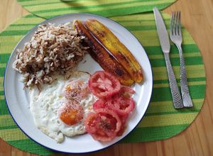 Una foto de Almuerzo ligero con huevos fritos