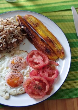 Una foto de Almuerzo ligero con huevos fritos