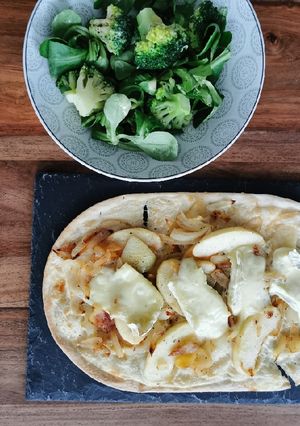 Une photo de Flammekuche au brie et à la pomme 🍏