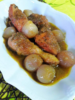 Una foto de Pollo en salsa de cebollas y cebollitas moradas