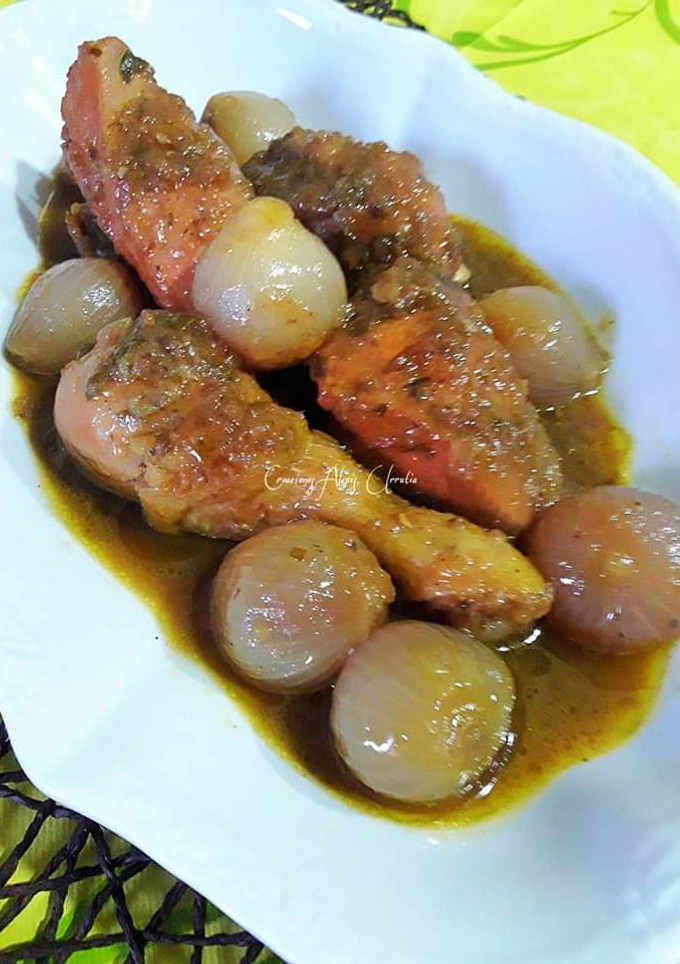 Una foto de Pollo en salsa de cebollas y cebollitas moradas